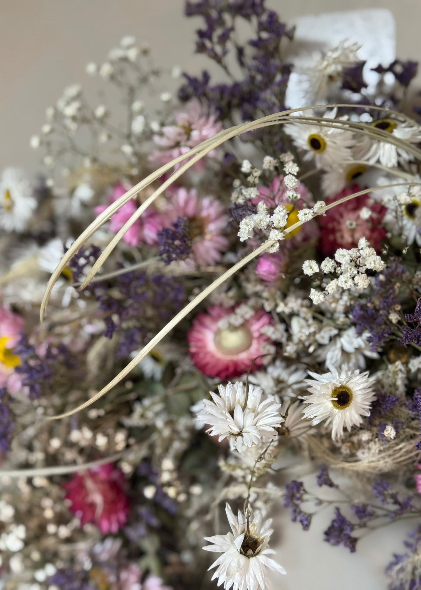 Lightweight dried floral wreath in gentle pastel shades, showcasing eucalyptus, daisies and clusters of gypsophila for a fresh spring feel.