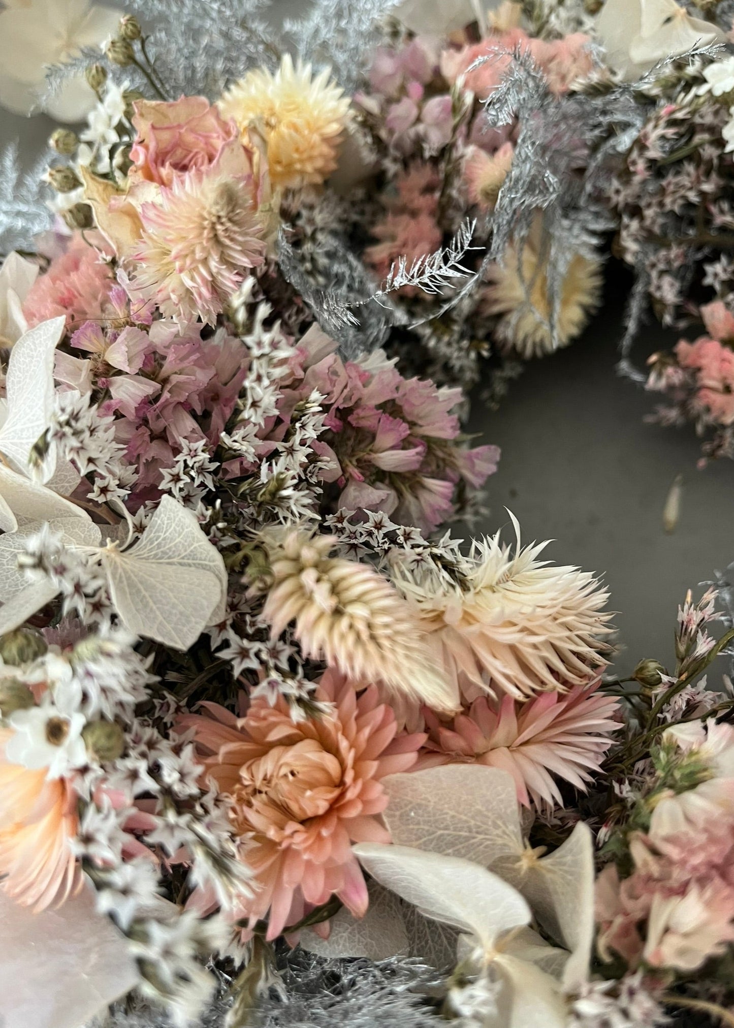 Dried flower wreath inspired by the zodiac sign Cancer, featuring blush pink, white, and silver-toned blooms. Arranged in a delicate, celestial design with soft textures and feminine tones. Ideal for astrology lovers or as a zodiac-themed home décor piece.