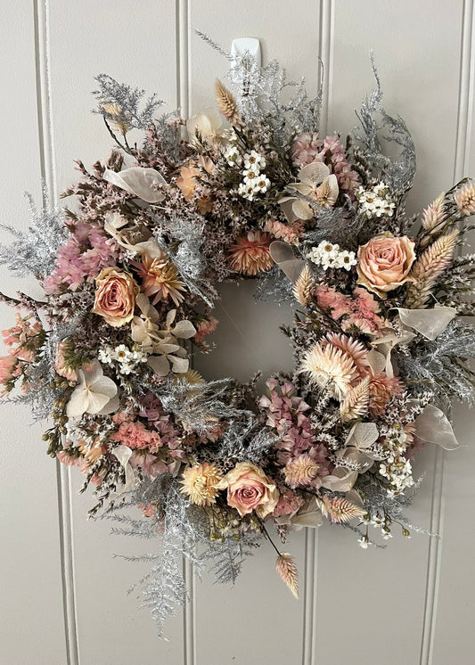 Dried flower wreath inspired by the zodiac sign Cancer, featuring blush pink, white, and silver-toned blooms. Arranged in a delicate, celestial design with soft textures and feminine tones. Ideal for astrology lovers or as a zodiac-themed home décor piece.