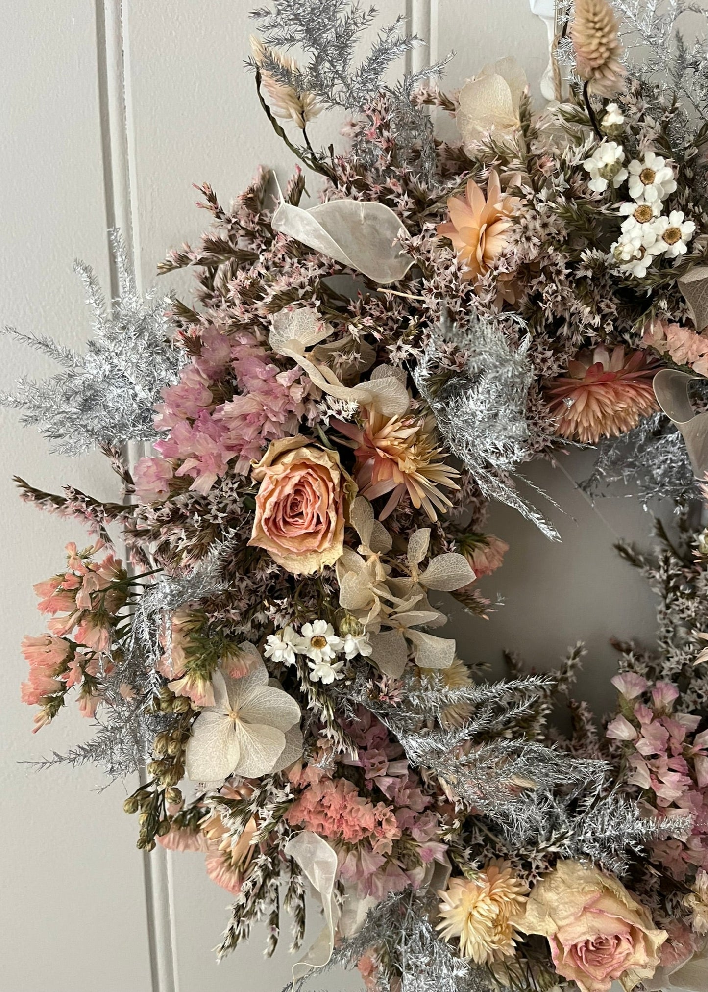Dried flower wreath inspired by the zodiac sign Cancer, featuring blush pink, white, and silver-toned blooms. Arranged in a delicate, celestial design with soft textures and feminine tones. Ideal for astrology lovers or as a zodiac-themed home décor piece.