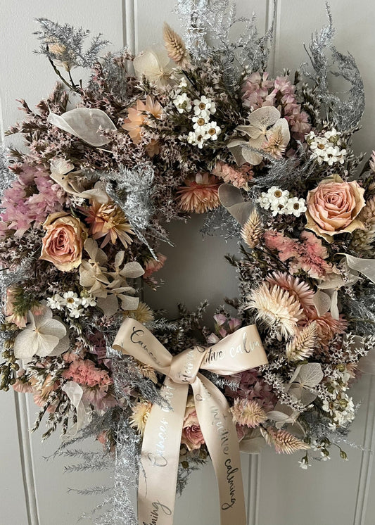Dried flower wreath inspired by the zodiac sign Cancer, featuring blush pink, white, and silver-toned blooms. Arranged in a delicate, celestial design with soft textures and feminine tones. Ideal for astrology lovers or as a zodiac-themed home décor piece.