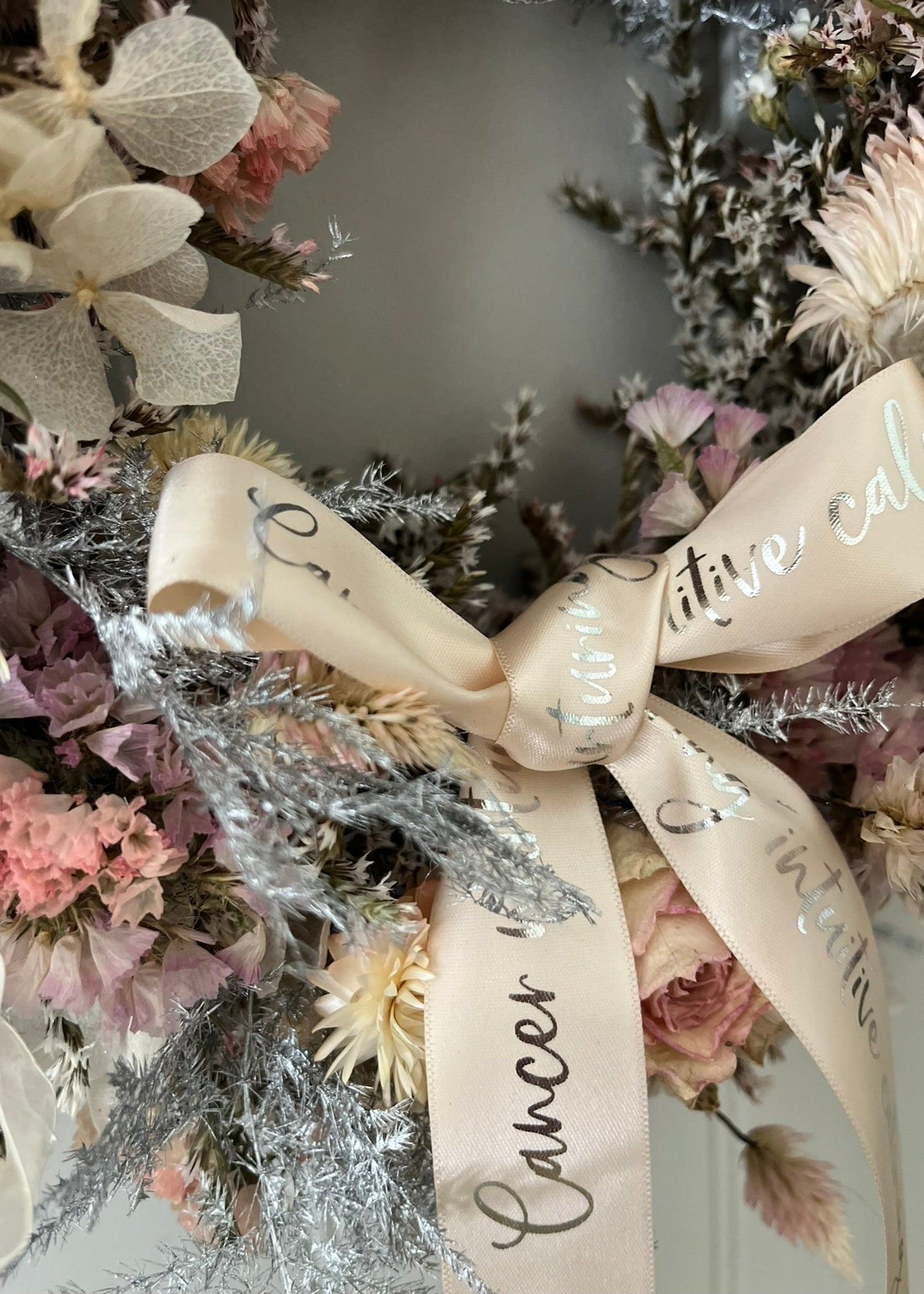 Dried flower wreath inspired by the zodiac sign Cancer, featuring blush pink, white, and silver-toned blooms. Arranged in a delicate, celestial design with soft textures and feminine tones. Ideal for astrology lovers or as a zodiac-themed home décor piece.