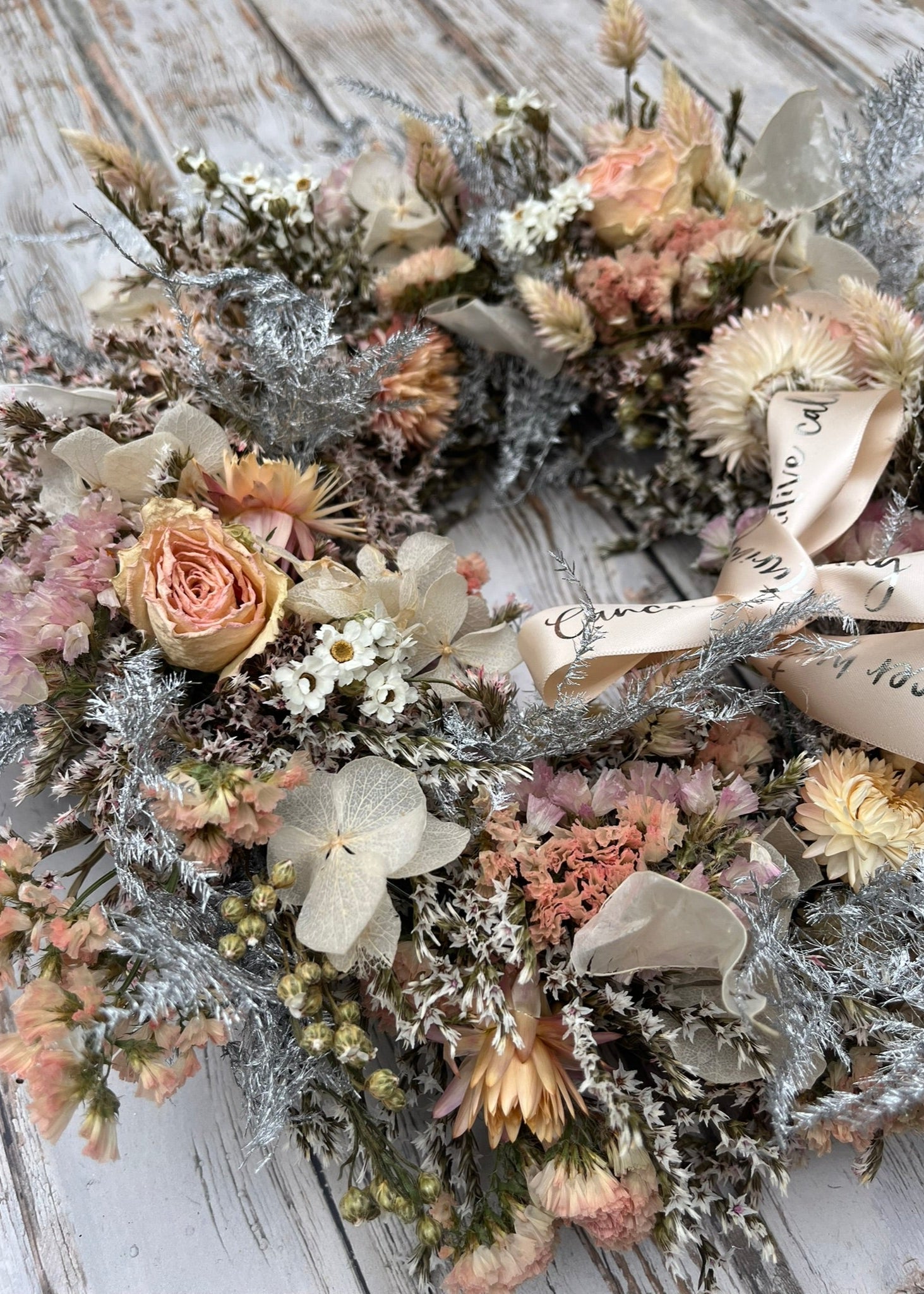 Dried flower wreath inspired by the zodiac sign Cancer, featuring blush pink, white, and silver-toned blooms. Arranged in a delicate, celestial design with soft textures and feminine tones. Ideal for astrology lovers or as a zodiac-themed home décor piece.
